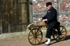 Jonge man op oude loopfiets