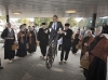 Burgemeester Sijbom op de Boggelfiets